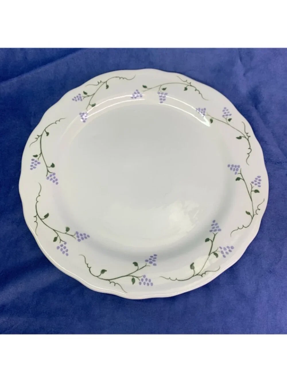 Too Fortunate Pottery FLORAL GRAPES Scalloped Rim Signed Dinner Plates Set of 2